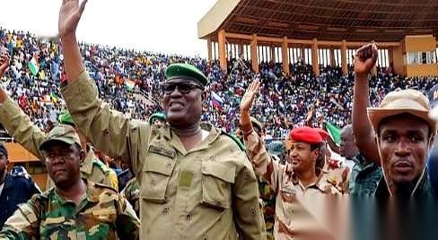 我跟你说，这事儿绝了。尼日尔，一个90%的人连电都用不上的国家，却凭一