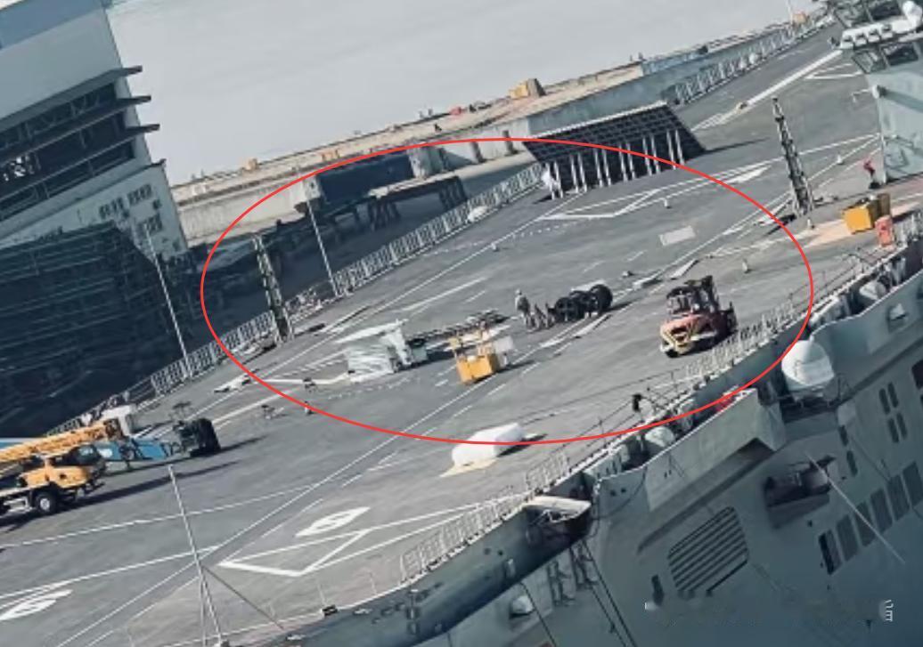 076型首舰“四川舰”开始刷号？从吊车位置看，看来要刷号，是不是意味着服役日子马