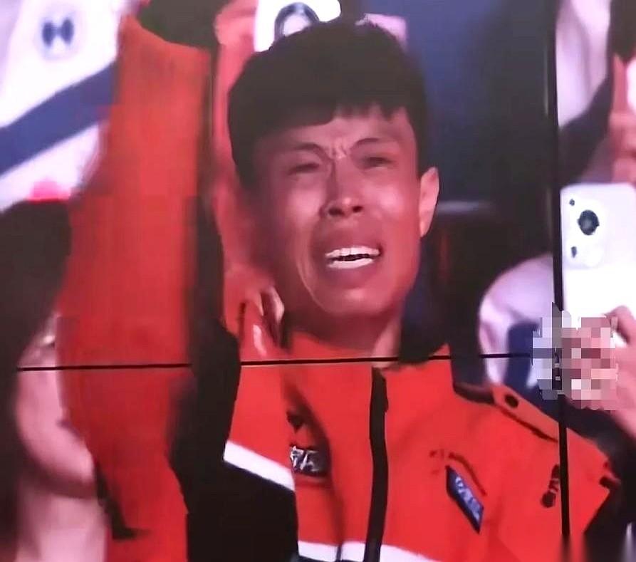 来，聊聊徐良。演唱会抽奖，一个外卖小哥乐呵呵地上了台，领走了一台咖啡机。奖是对
