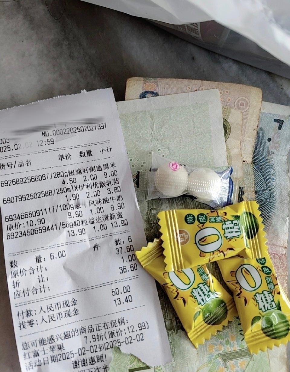 最近河北沧州一位网友在赵一鸣零食店结账时，被收银员用12颗奶糖抵了2.4元找零。