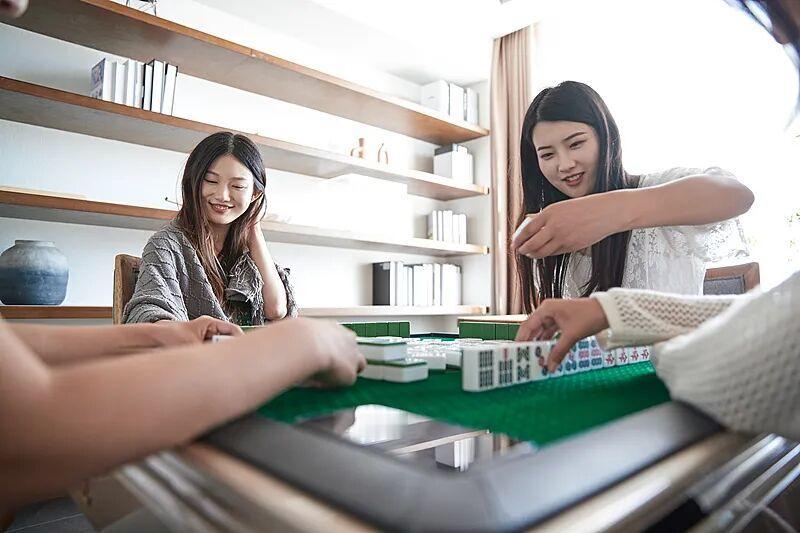 开棋牌室真的能“躺着赚钱”？我劝你先缓缓。很多人会以为这又是一个发财风口，尤