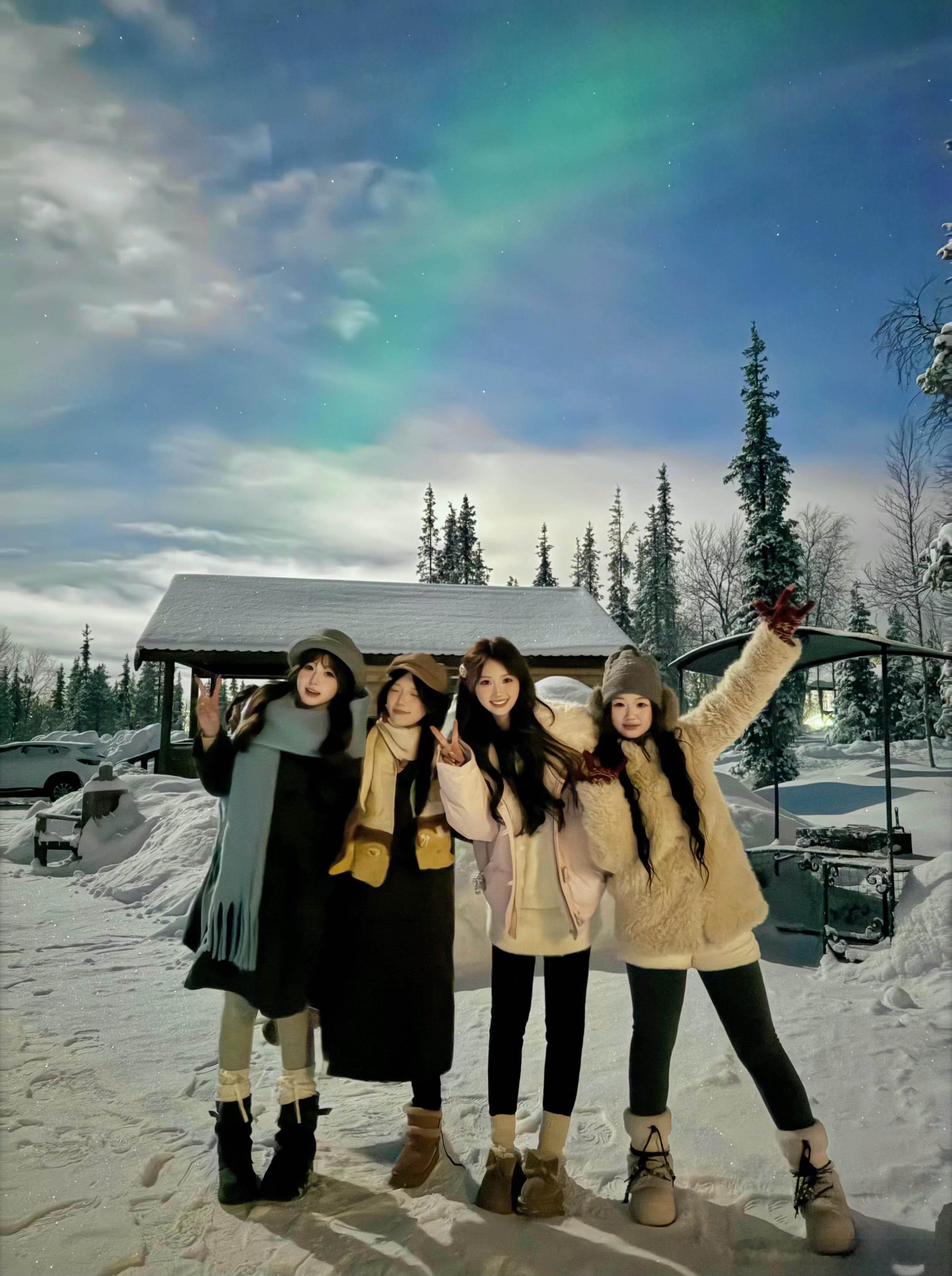 在2025年的最后一天。我们就在我们住的小木屋门口看到了超美的北极光。真的好幸运