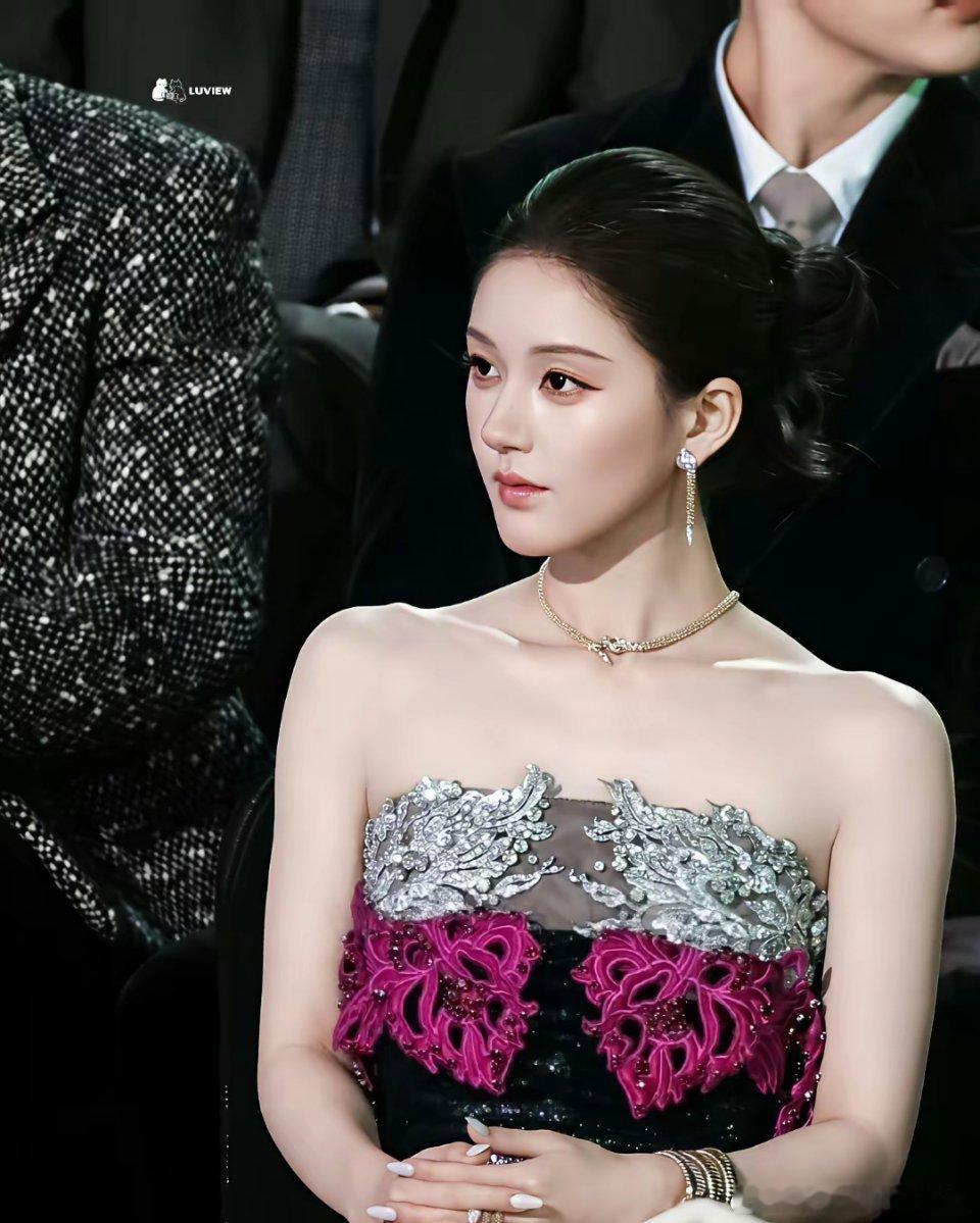 昨晚星光大赏的排位待遇，真是让人看清了当下的行业风向。白鹿今年三部剧《白月梵星》