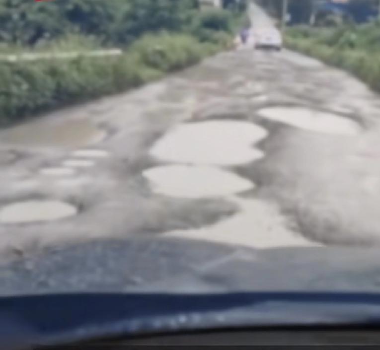 如果告诉你这条公路是刚刚修复好的公路青海互助县附近一条乡镇公路，就在前两天，刚