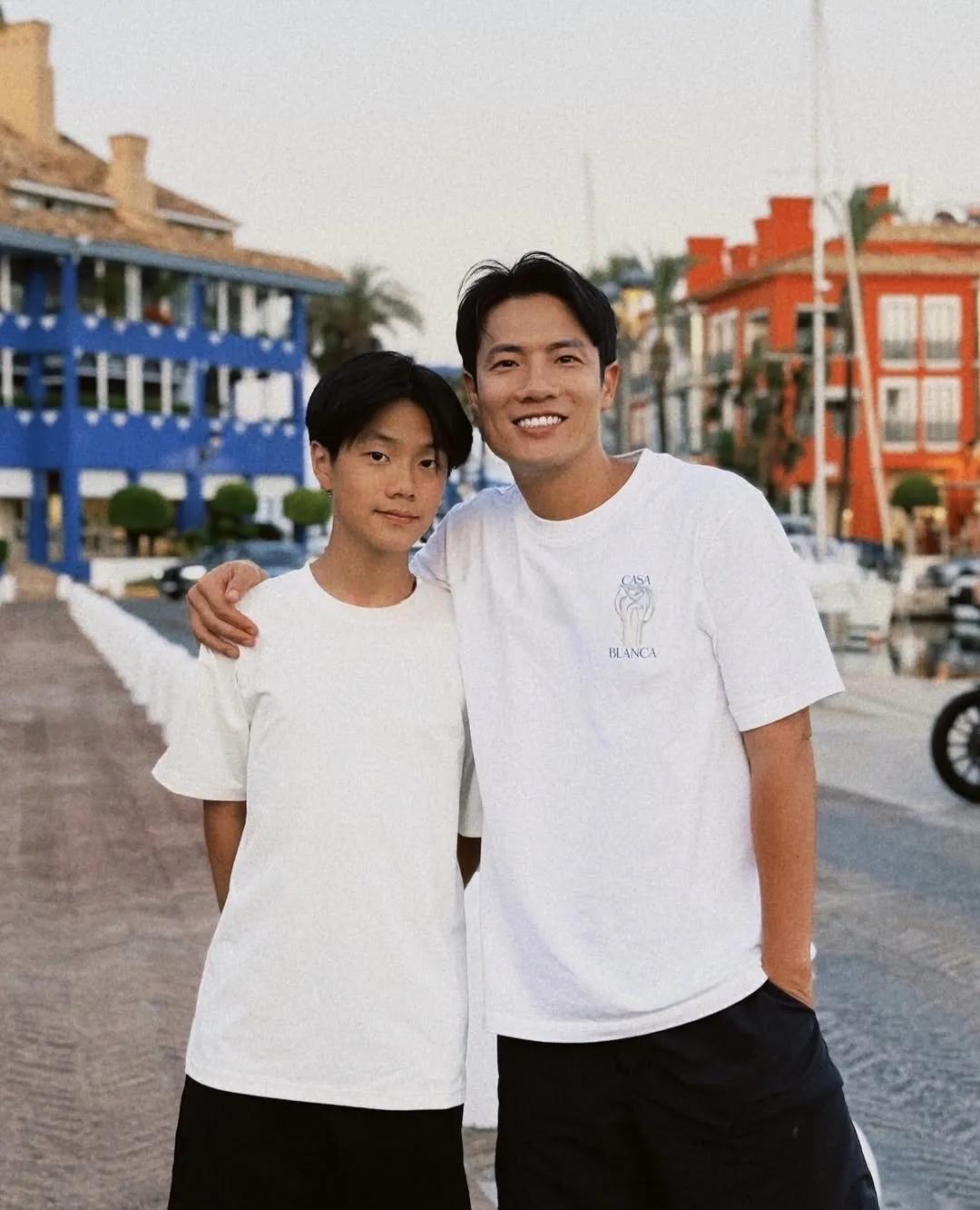 杨千嬅的老公和儿子罕见同框，父子俩也太像了，长相几乎一模一样，肤色也是健康的小麦