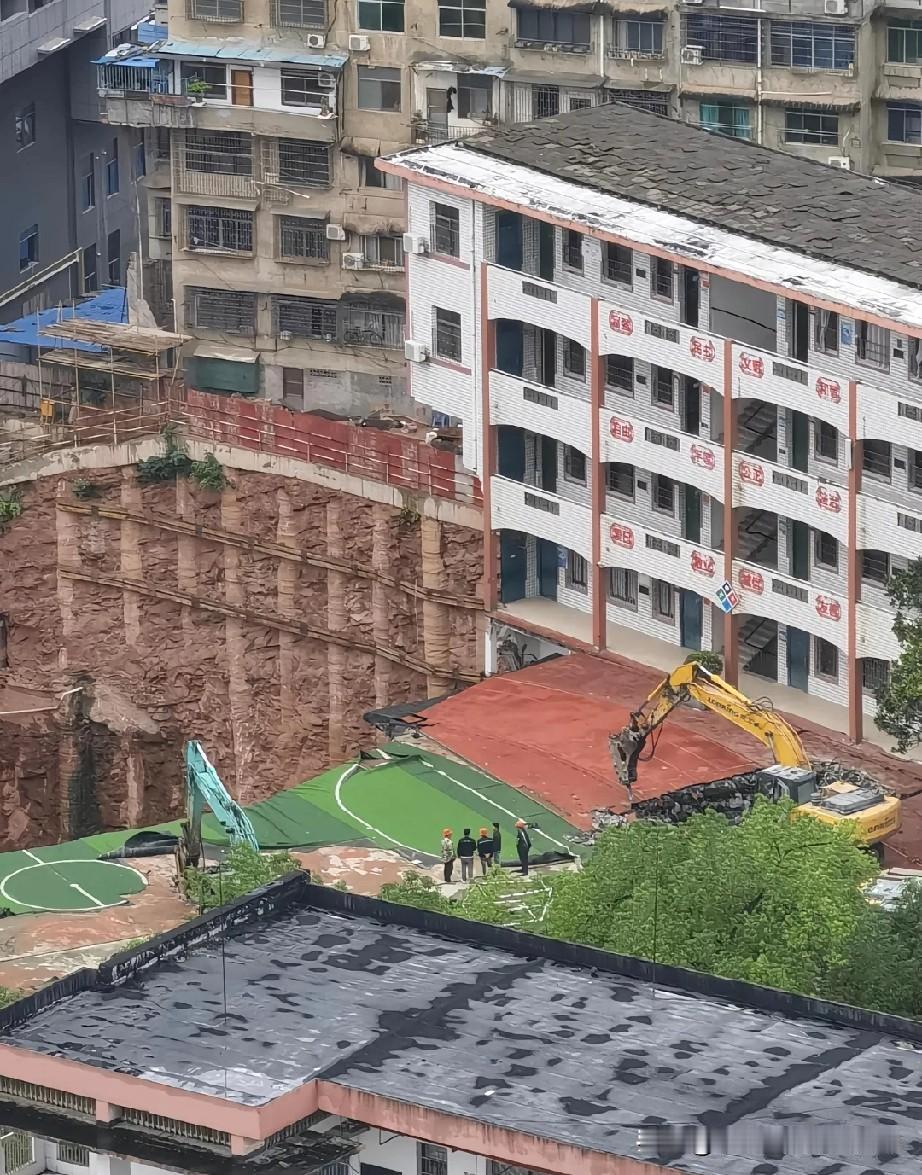 资江学校教学楼拆除了！学生去哪上学，开发商赔偿成谜！资江学校那栋装满青
