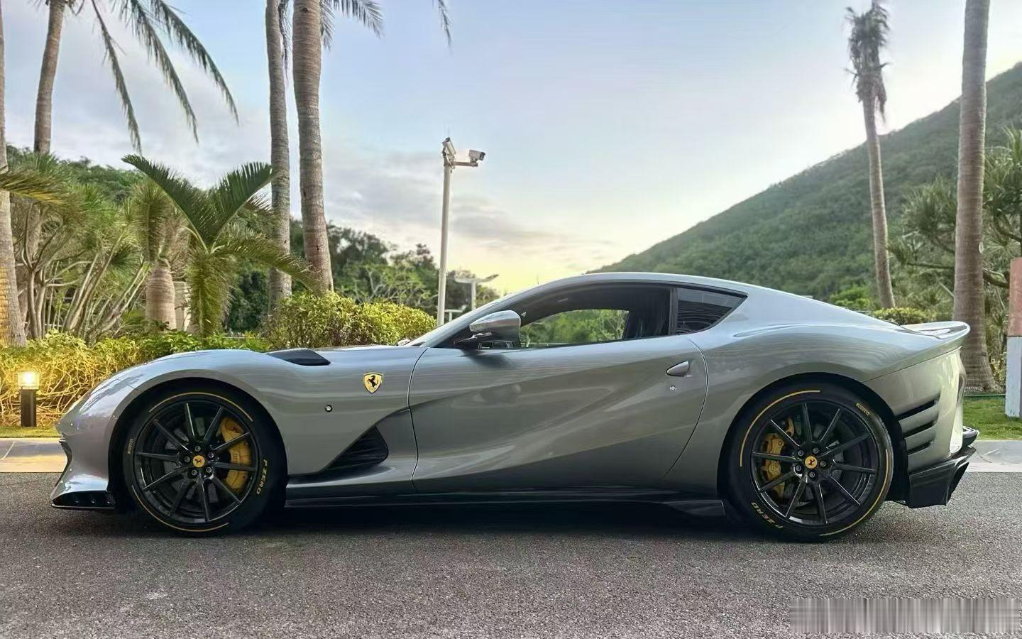 法拉利812C，高定版配色与配置，选配200万