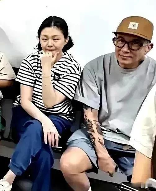 这是一位网友放出来的照片，当时大S和具俊晔陪小箖箖出去玩。仔细看，照片里的她两