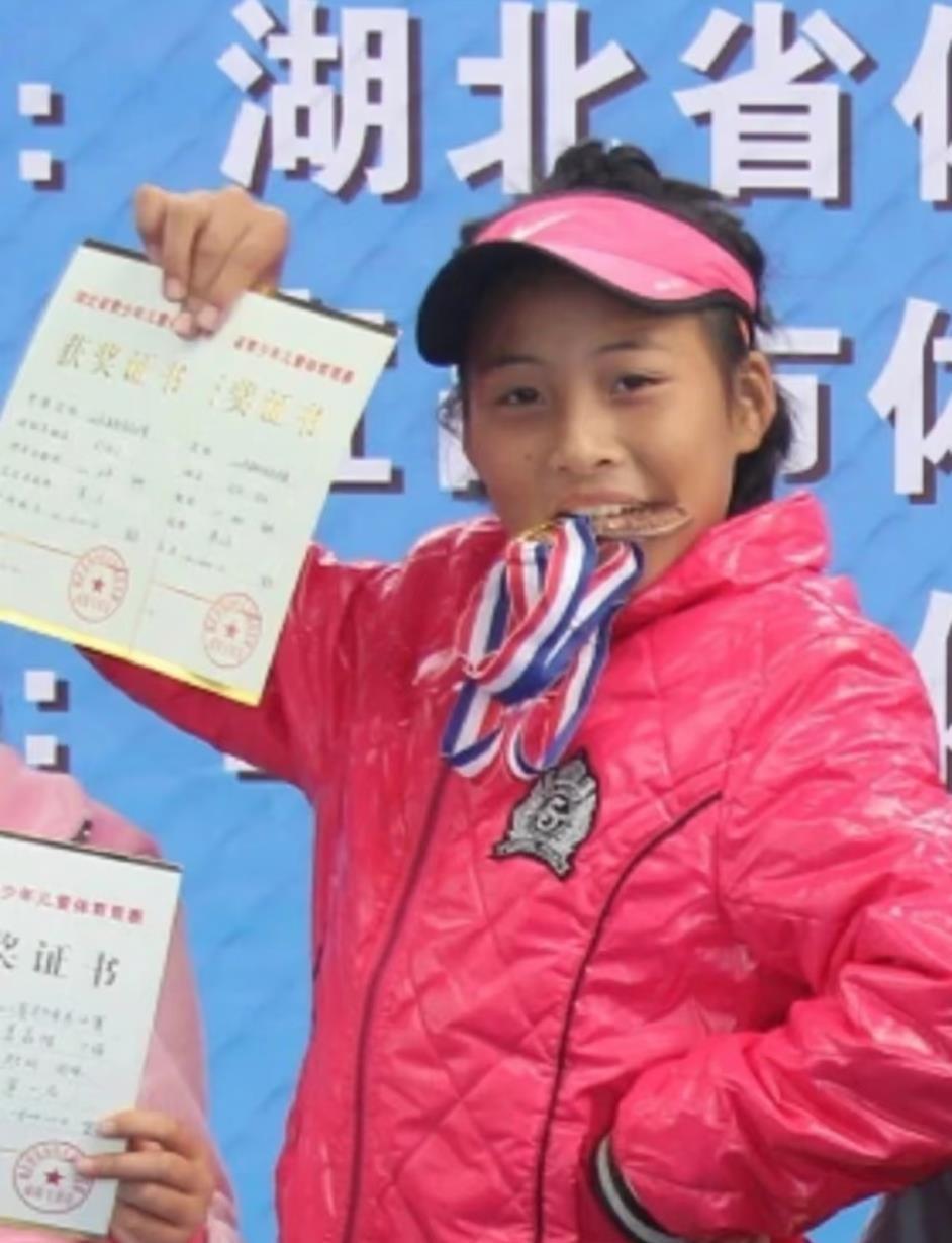 12岁郑钦文在2014年省运会咬着两枚金牌叉腰拍照，12年后把奥运和中网冠军都抱
