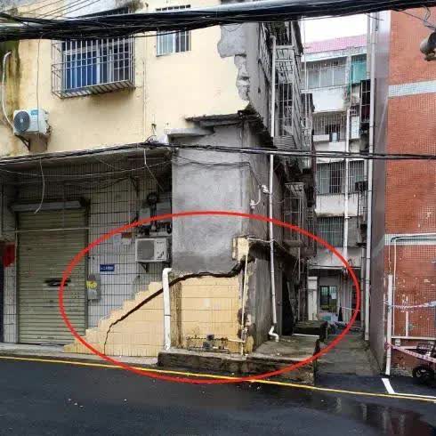 墙体开裂楼歪了，疑似地基下沉。轰隆隆，一阵沉闷的声音传来，房屋在隐隐晃动。