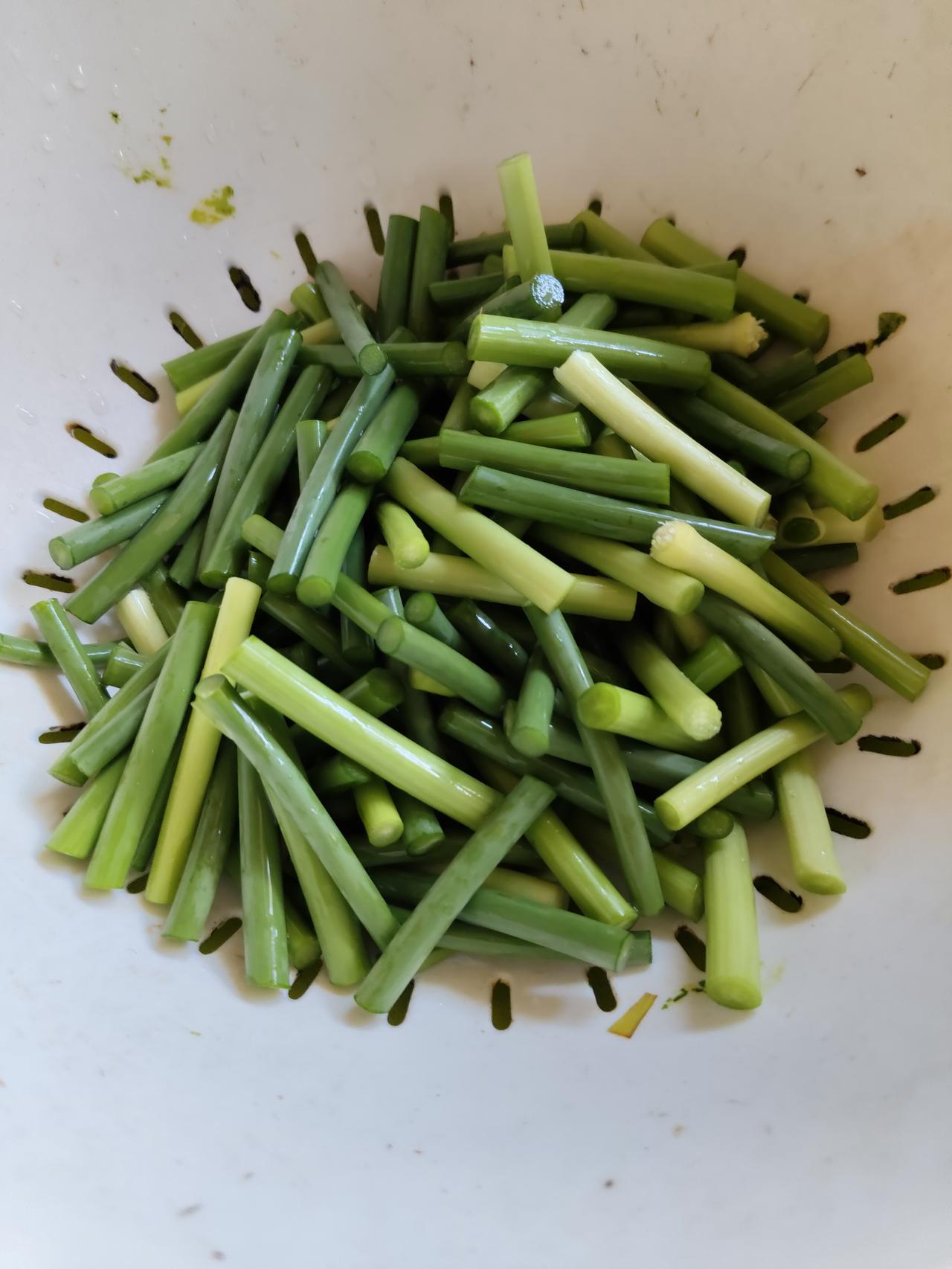 年货大集上，看到一位医生朋友在买蒜苔。都说蒜苔是夏季采摘后在凉库贮存的，并且其中