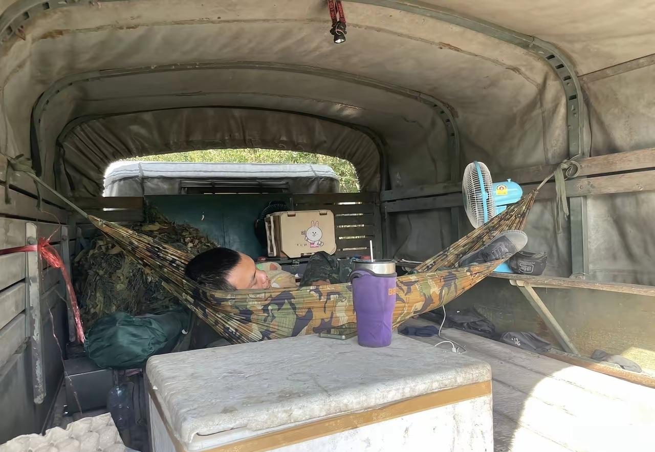 对于泰国士兵来说，这是最为幸福的时刻，难得的小憩让人感到非常地惬意，并且两国之间