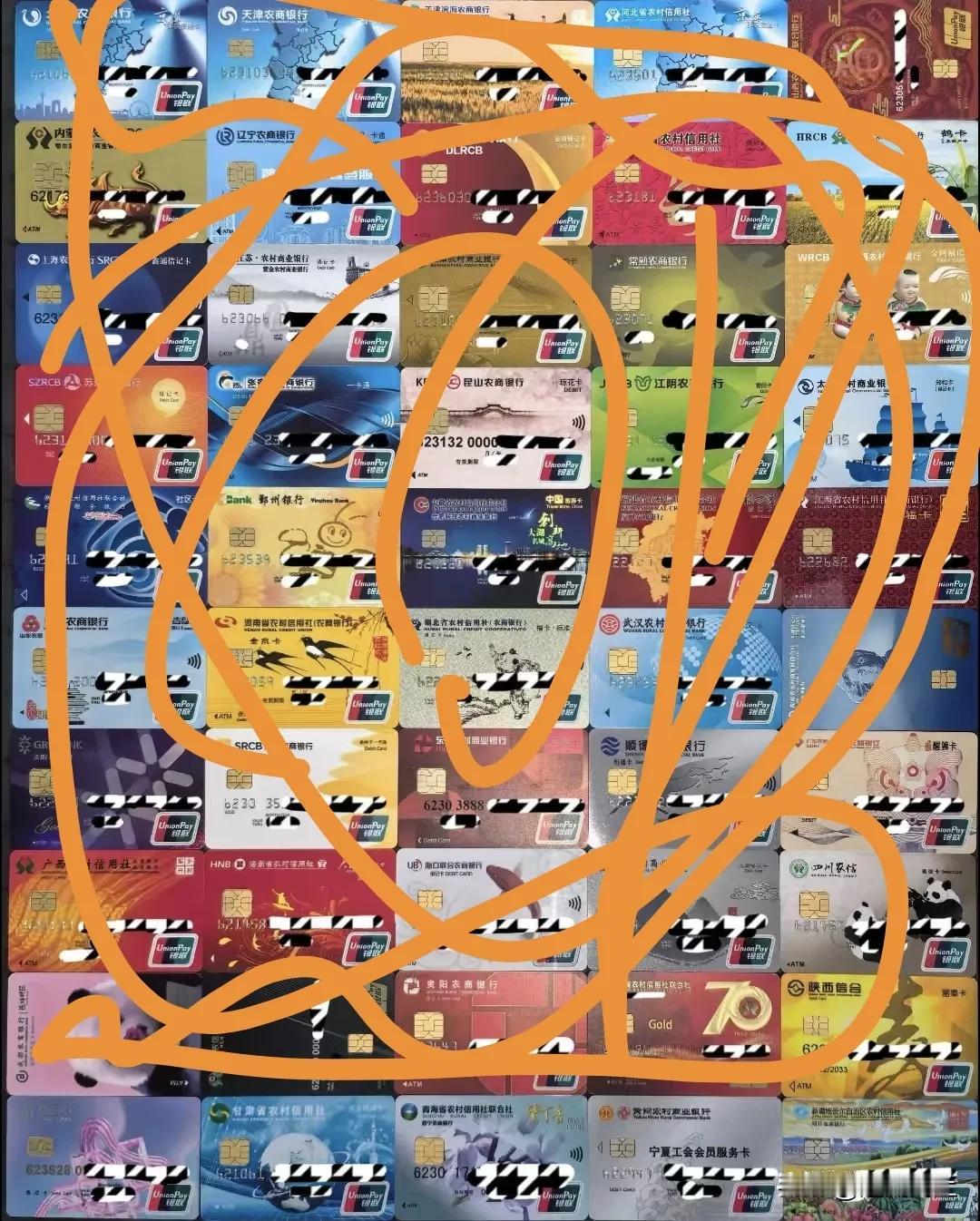 看到这50张银行卡是一个人的，我震惊了！这可不是因为正常做大生意，需要很多银行