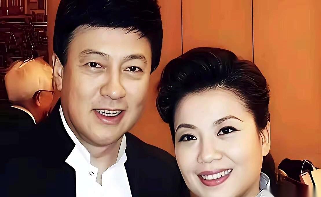 57岁的张也，身旁站着一个男人，俩人是几十年的黄金搭档，可很多人只认出了她。别