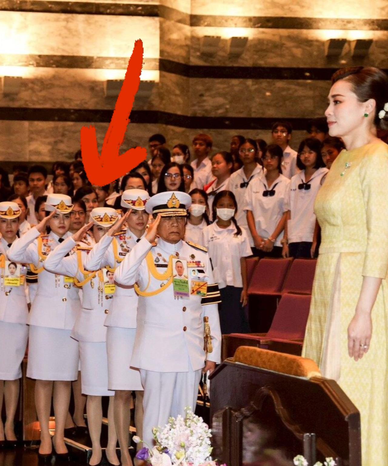 苏提达携后宫团亮相，小妾们给王后行军礼此次出行后宫团随行，巴帕颂身着军装，飒爽