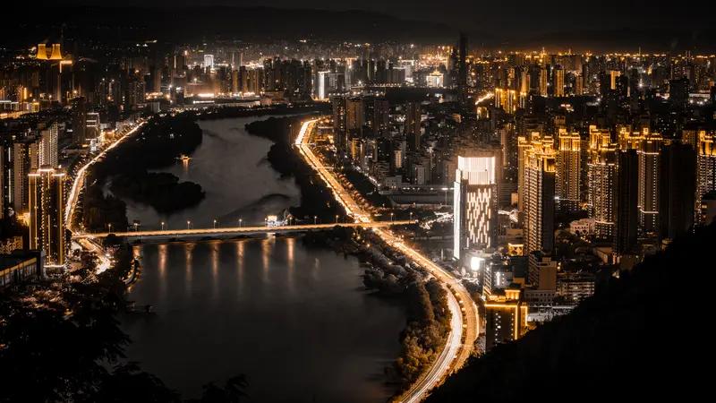 兰州推山造城绝对是一个兰州历史上最有智慧的构思。兰州因地形限制从全国排名前三