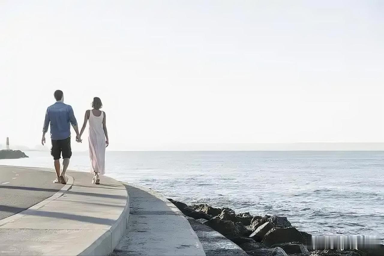 一个有过三次婚姻的女人发文说：“原配夫妻，脚跟脚；半路夫妻，各过各。原配夫妻，除