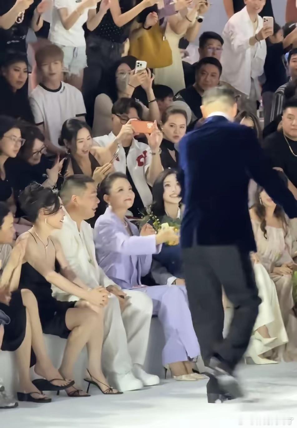 设计师冲着杨颖去的，孙茜伸出手想跟人家打招呼，结果被无视了