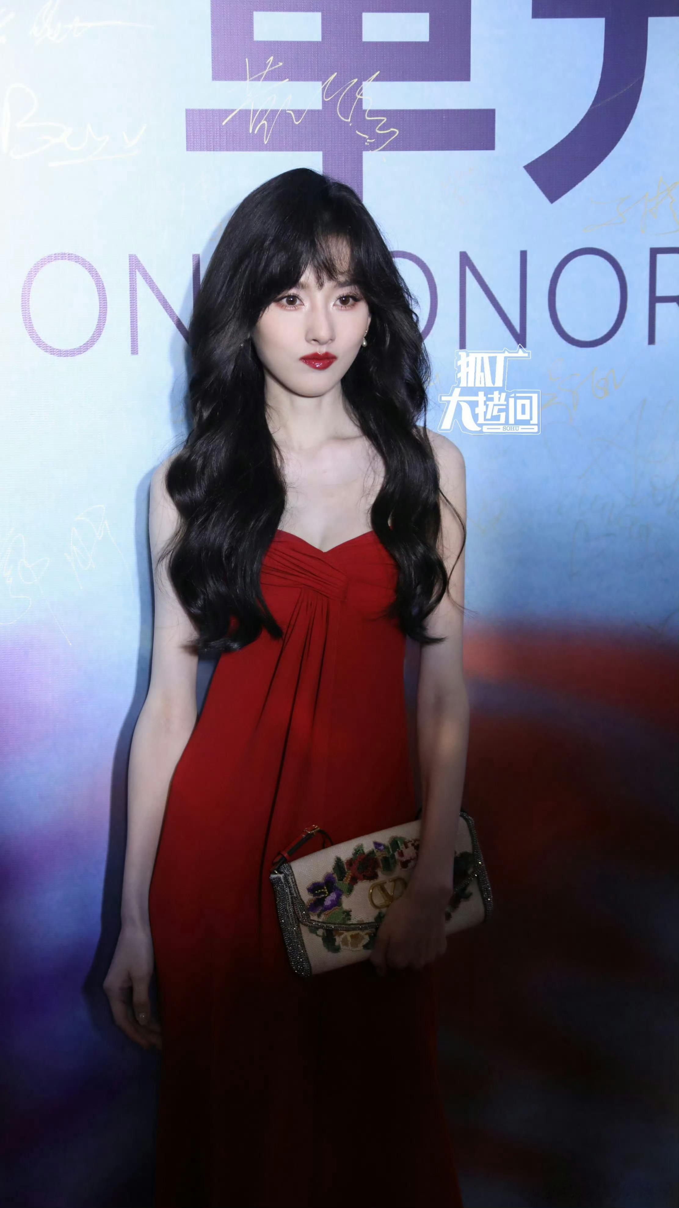 宋祖儿贝微微💋惊艳氛围感封神！宋祖儿一身红裙优雅大方，大波浪卷发温柔妩媚，颜