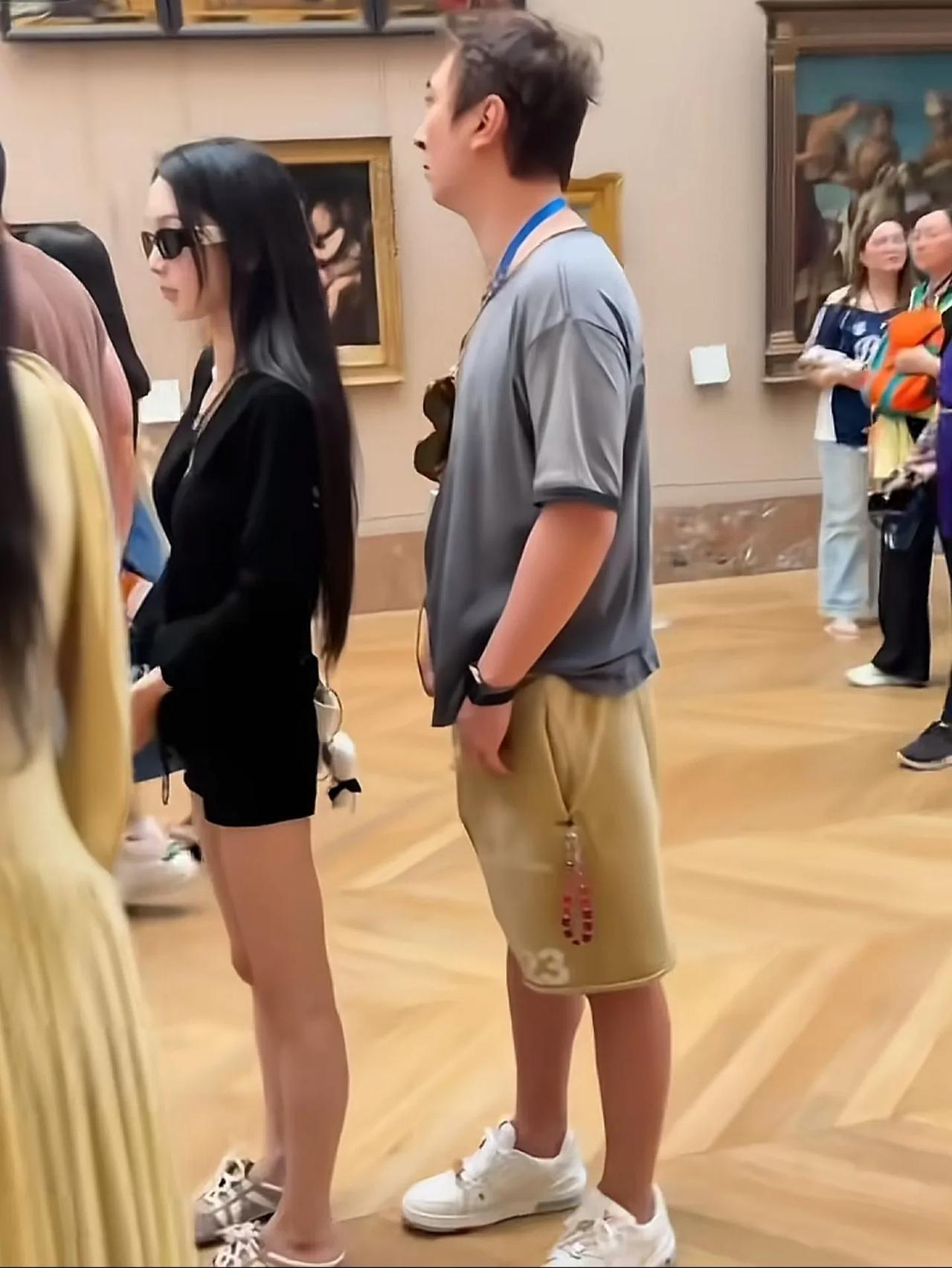 王思聪又去法国罗浮宫了，身边还多了一位陌生的高颜值美女！该说不说，这么多年了，