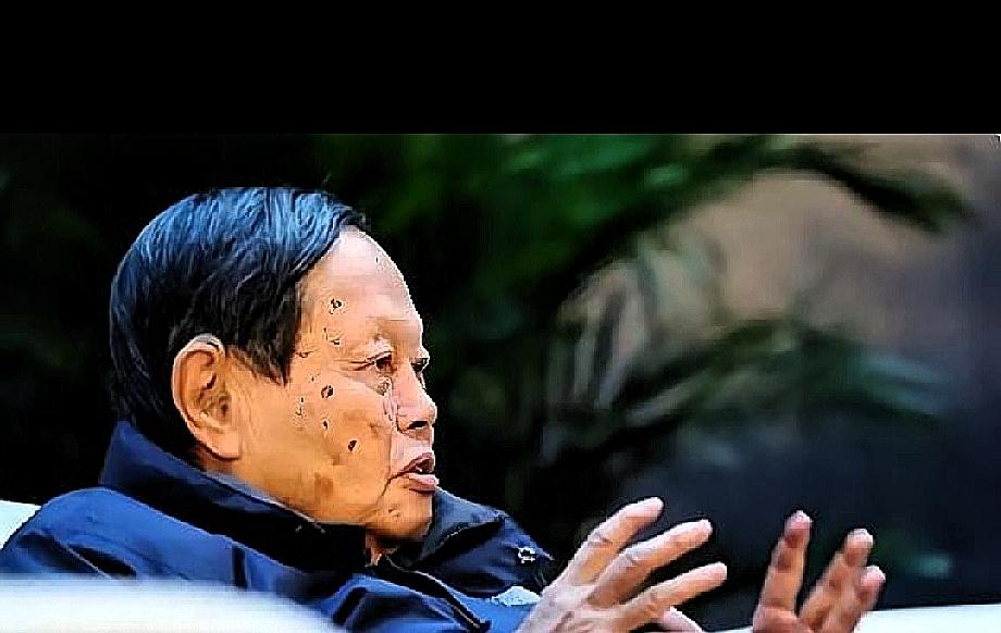 杨振宁捐钱这事，真不是简单的“大方”能概括的，藏着最戳人的家国真心。7岁住进清华