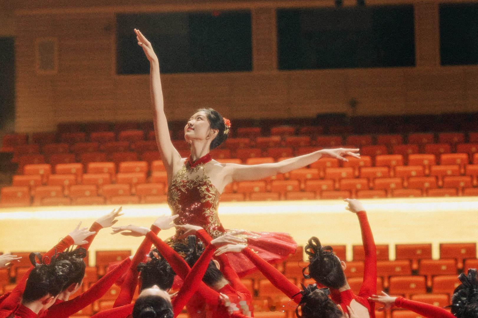 孙千红丝绒天鹅东北大妞的优雅一面，孙千这芭蕾气质真的太让人上头了。