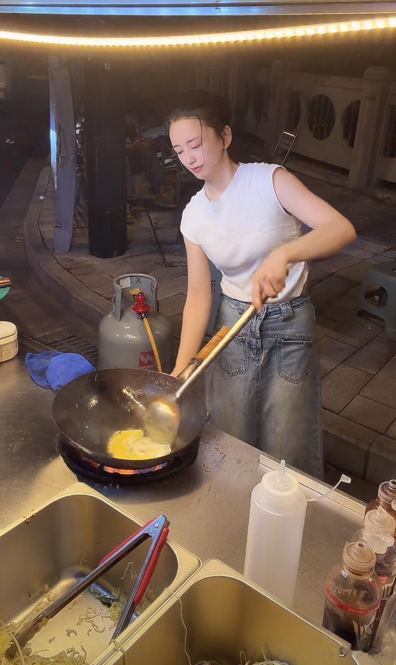 老板娘炒的面确实香…