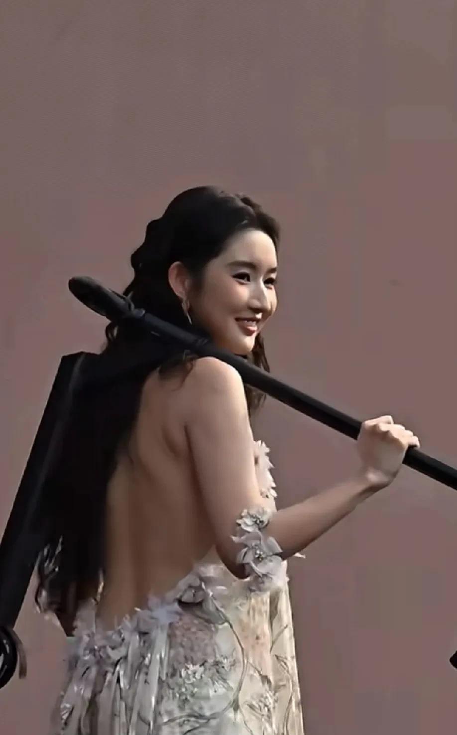 王玉雯这姑娘，大大咧咧的性格超可爱！网友说她像女版王源，又带点张曼玉的感觉。仔细