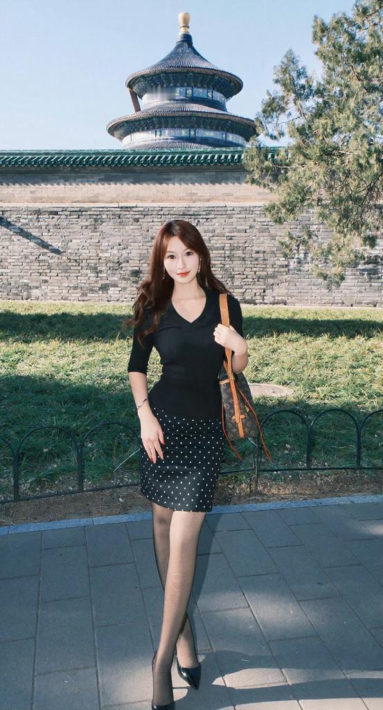 冬日穿搭，简约打底衫，斑点小短裙，时尚高跟鞋。[烟花]