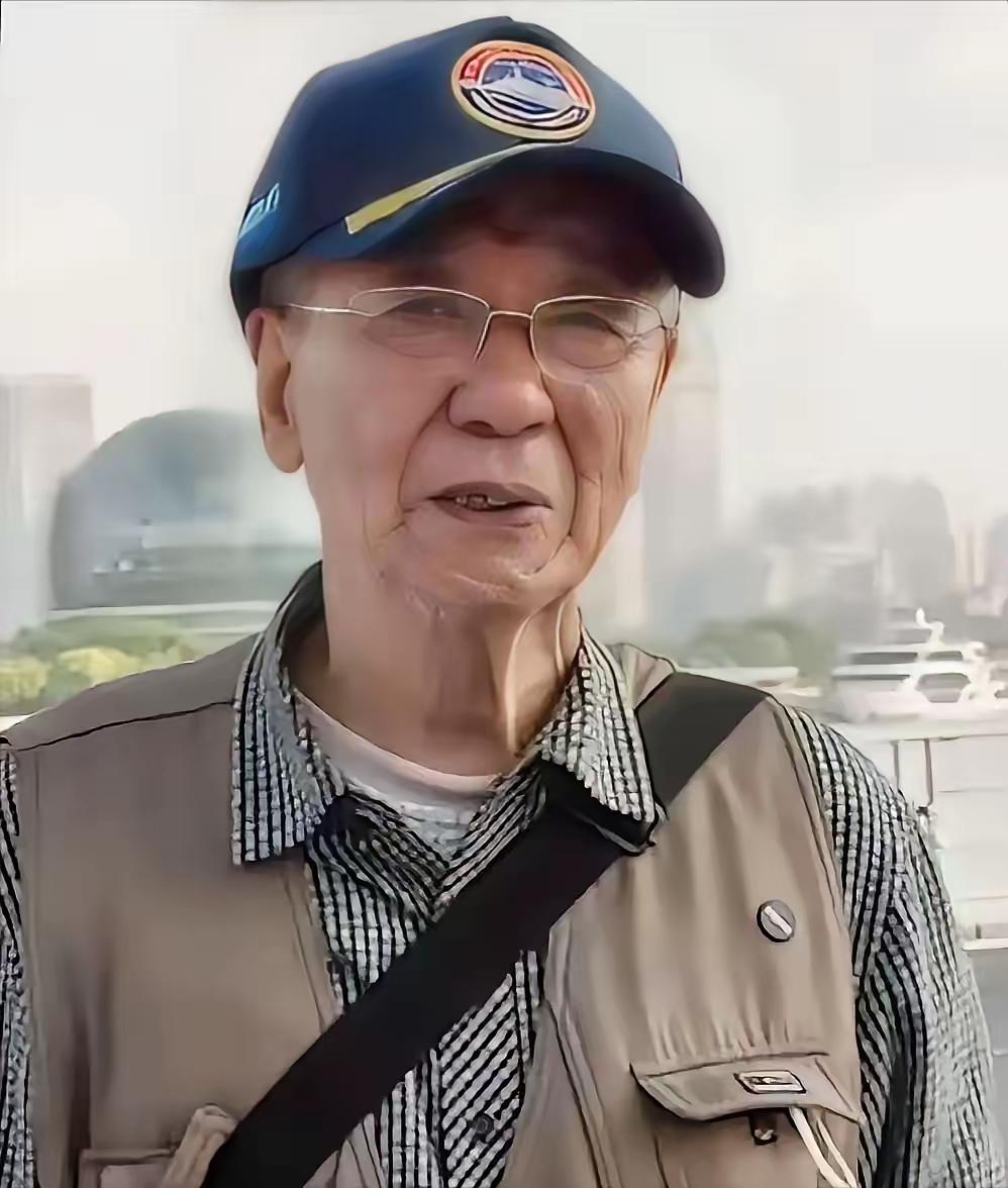 🌛91岁海军老兵参观军舰，却因没有预约被安保人员拦下，情急之下，他拿出19