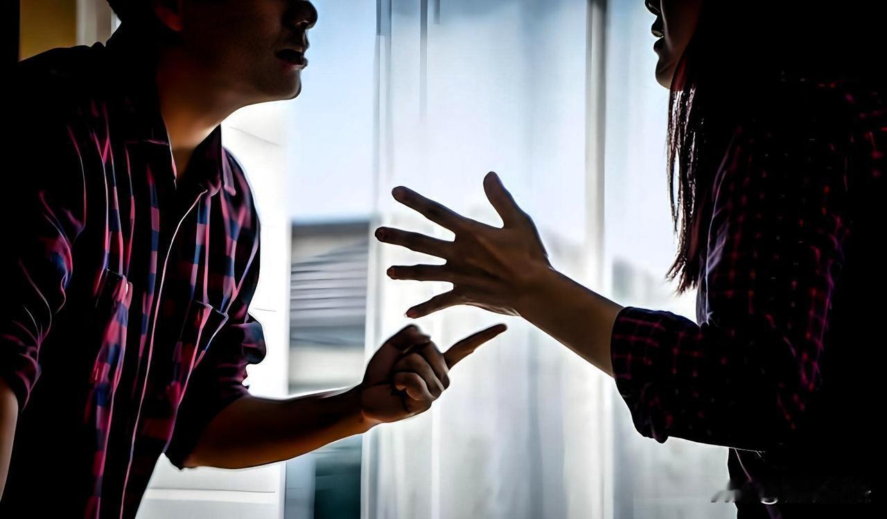 女子是公司保洁小组组长，一天晚上，她手下的男员工发来一段视频，女子打开一看画面不