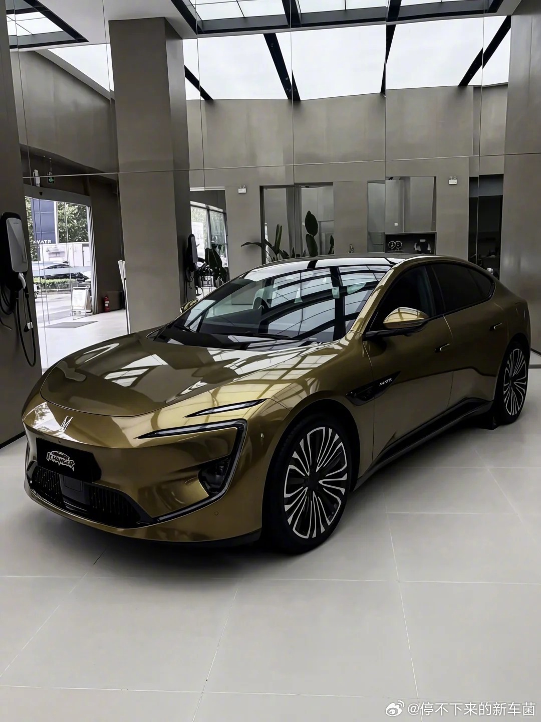 周一早（虽然已经快中午了），阿维塔改这个色好有质感