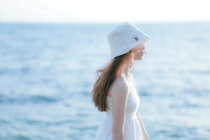 有个兄弟，不知该怎样去形容他。他出外打工时，认识了弟媳，很年轻，就做了父亲，