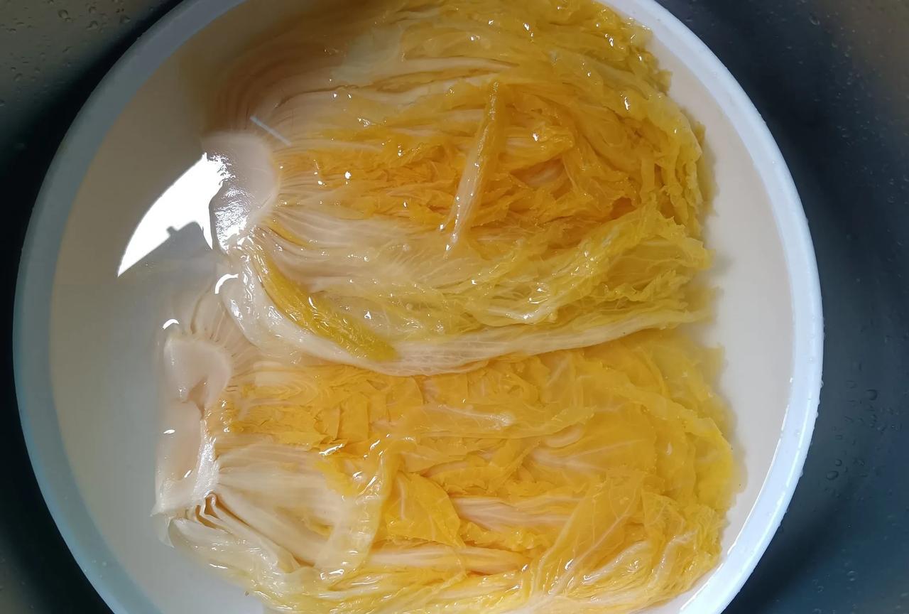 陈先森的朋友给了两袋东北酸白菜，不知道怎么吃，就试着做了酸菜肉馅水饺。清洗几遍