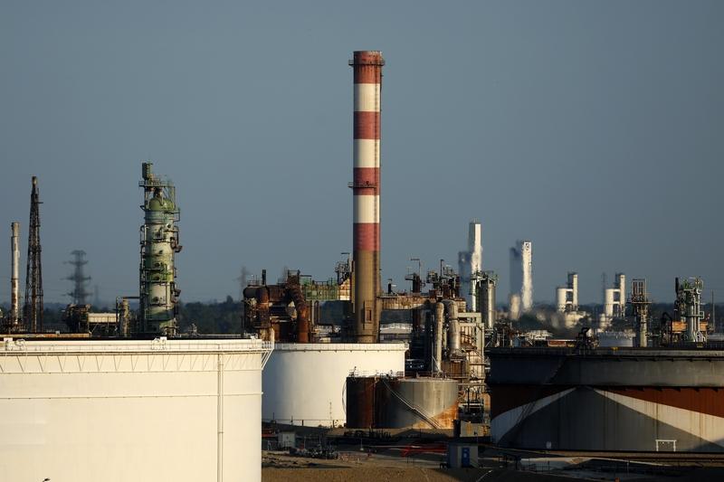 机构紧急警告：中东产油国或全面停产！全球油脉告急，每个家庭都躲不开全球拉响