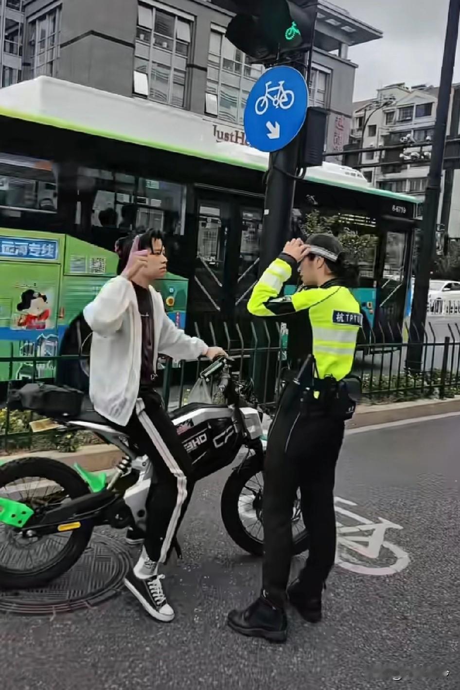 美女警察遇到聋哑人，问他头盔呢？男子摇摇头就让他走了，女警:他听不见…美女警官