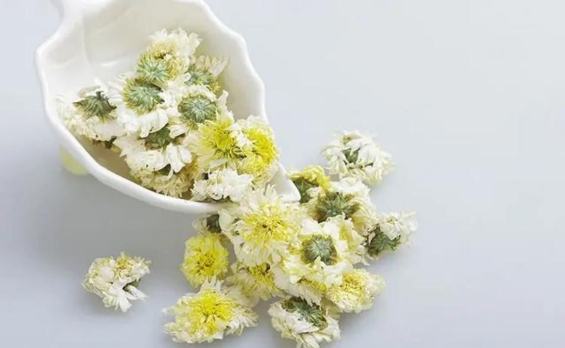 宋代有一个精明的茶商，去杭州进货，花200两银子买了一车菊花，老婆拍桌子大骂：“