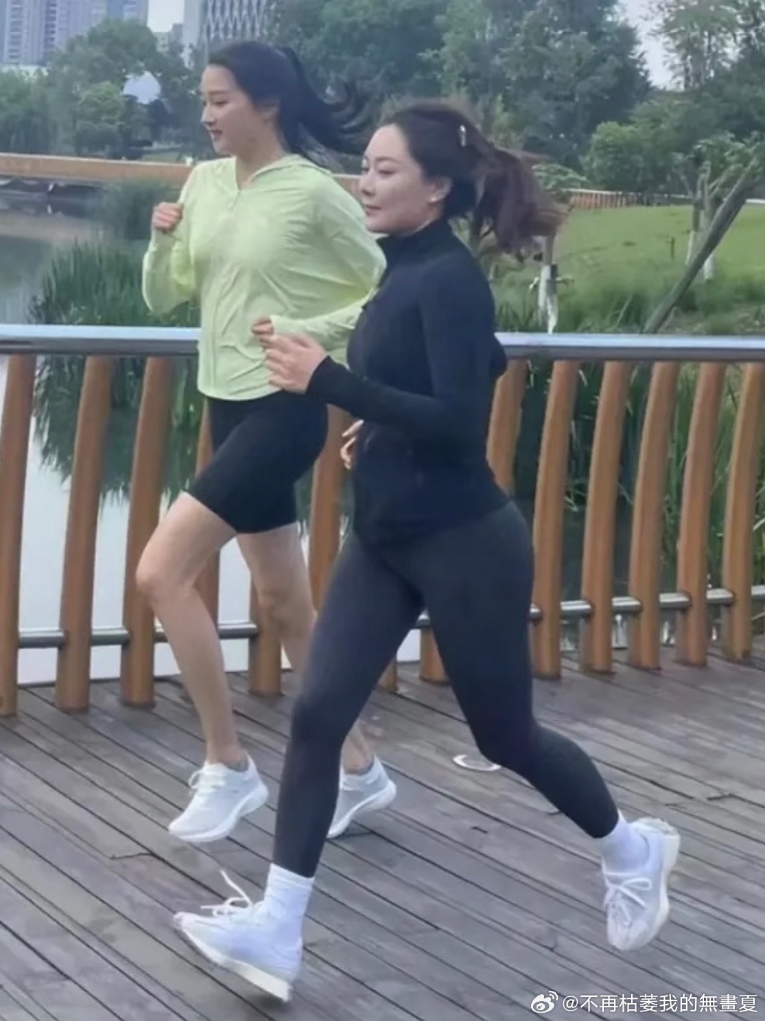 偶遇关晓彤公园晨跑，跑步姿势比私教还标准。关晓彤状态和以前完全不一样，身材比例绝