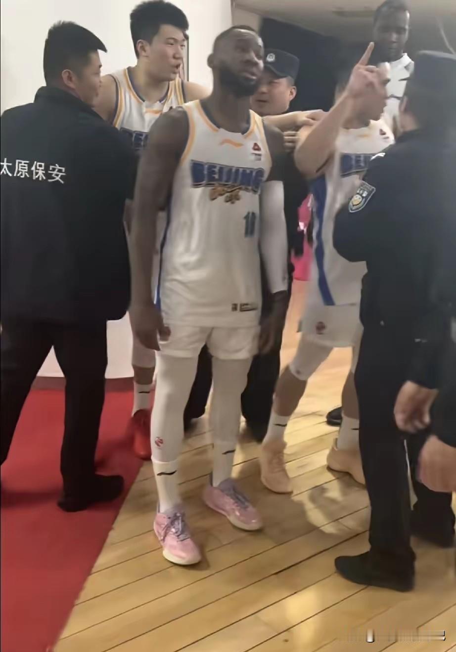 山西一分惜败给了北京。赛后有些不理性的山西球迷，不仅辱骂北京球员。甚至还朝北京球