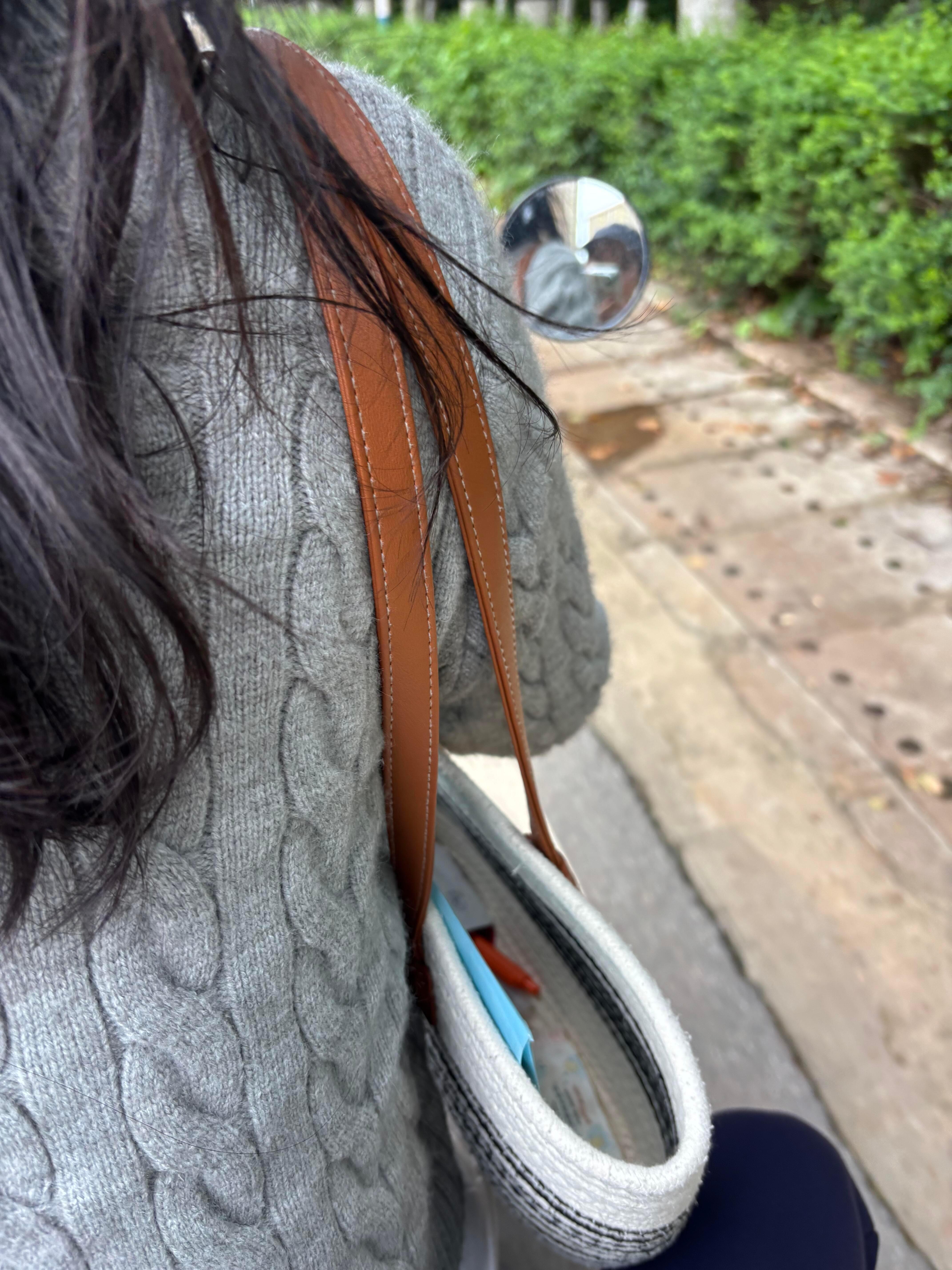 赶车途中被好心的女孩子载了