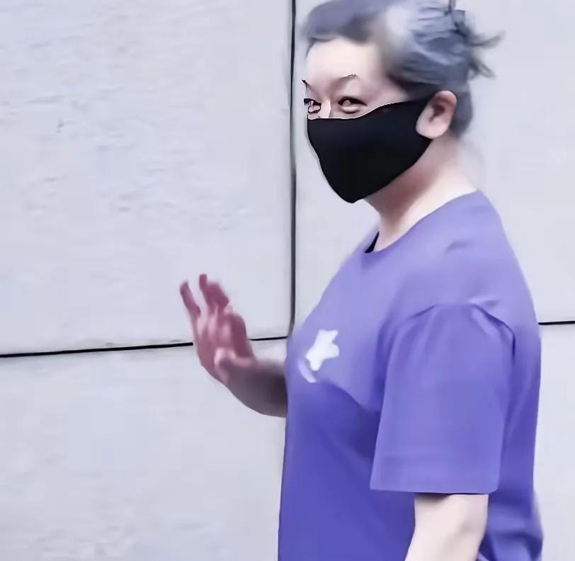 五十多岁江珊罕见露面，头发花白身材臃肿，虎背熊腰没有了好形象最近刷到江珊的近照