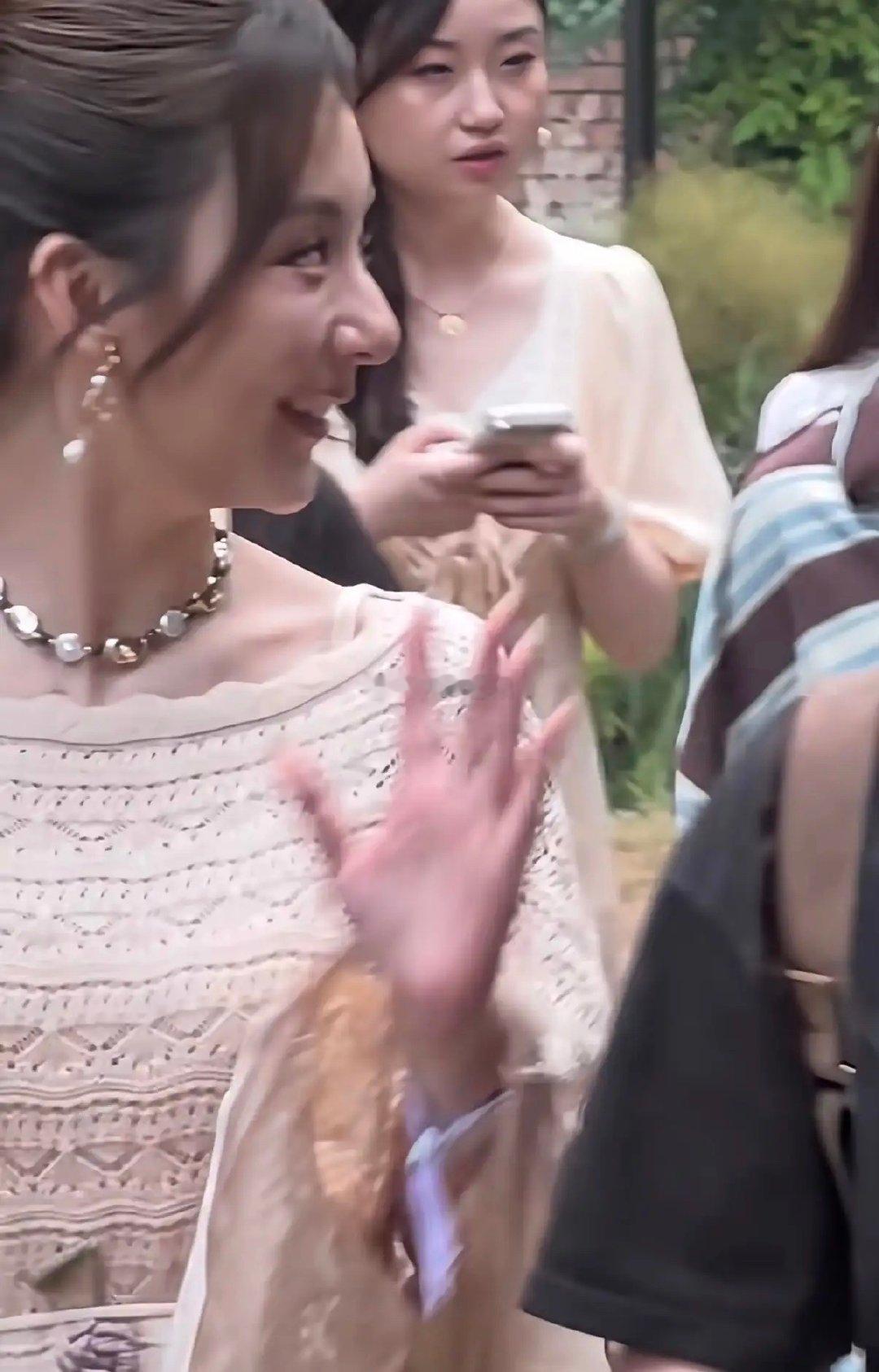 偶遇郭富城老婆方媛，鞋跟这么多和旁边人也差不多高，感觉本人不到一米六，需要扶着旁边的人防止摔跤，远看