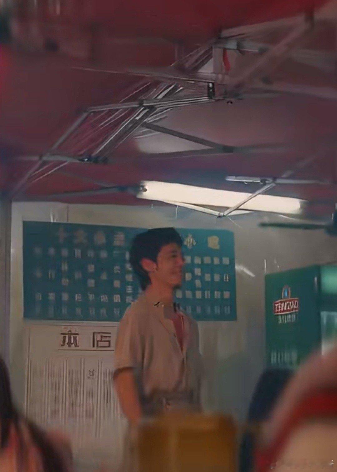 白宇做的面是嘻面看白宇做面，就像看一场即兴喜剧！动作夸张却认真，成品如何不重要