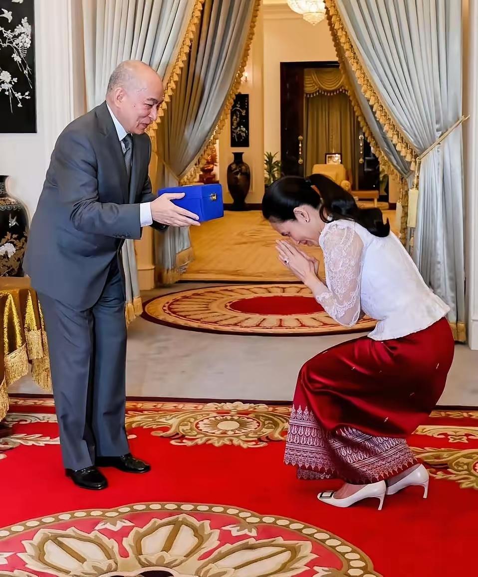 柬埔寨首相洪玛内的老婆不如拉那烈亲王的二王妃奥波拉王妃有礼貌。奥波拉王妃知道拉