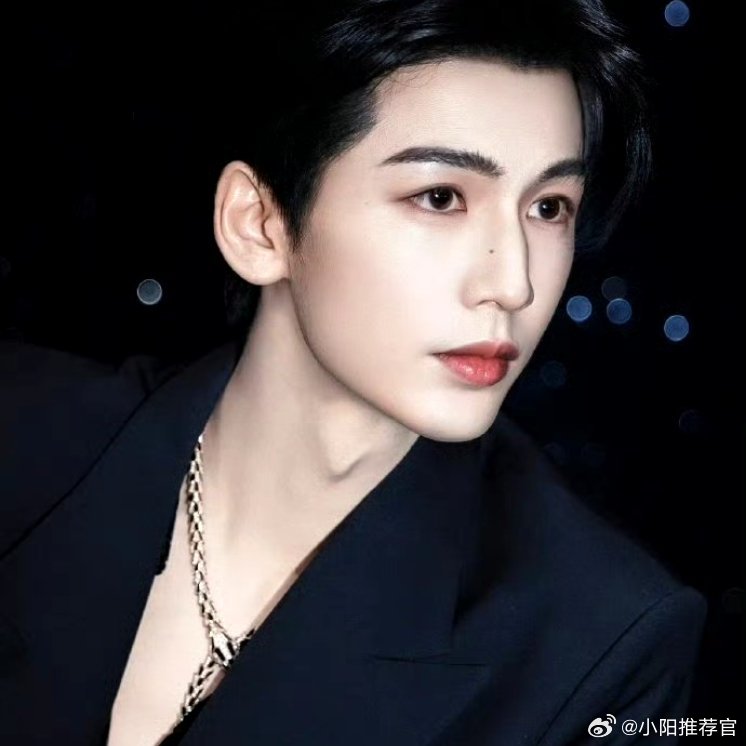 张凌赫从男孩到男人张凌赫的变化不单单是长相，从长珩仙君，再到《这一秒过火》慕容清