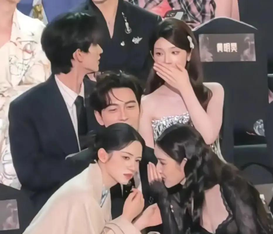 镜头里俩女星旁若无人，嗓门大到能掀屋顶，把黄晓明陈星旭夹成三明治。八卦内容