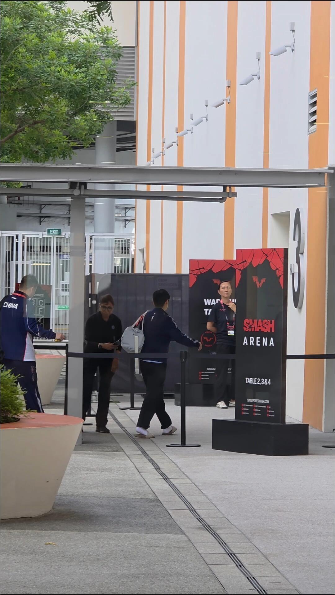 今日小莎自己背着包去上训了，莎莎真真的很可爱，超绝的小腿，走路就是快！做好训练