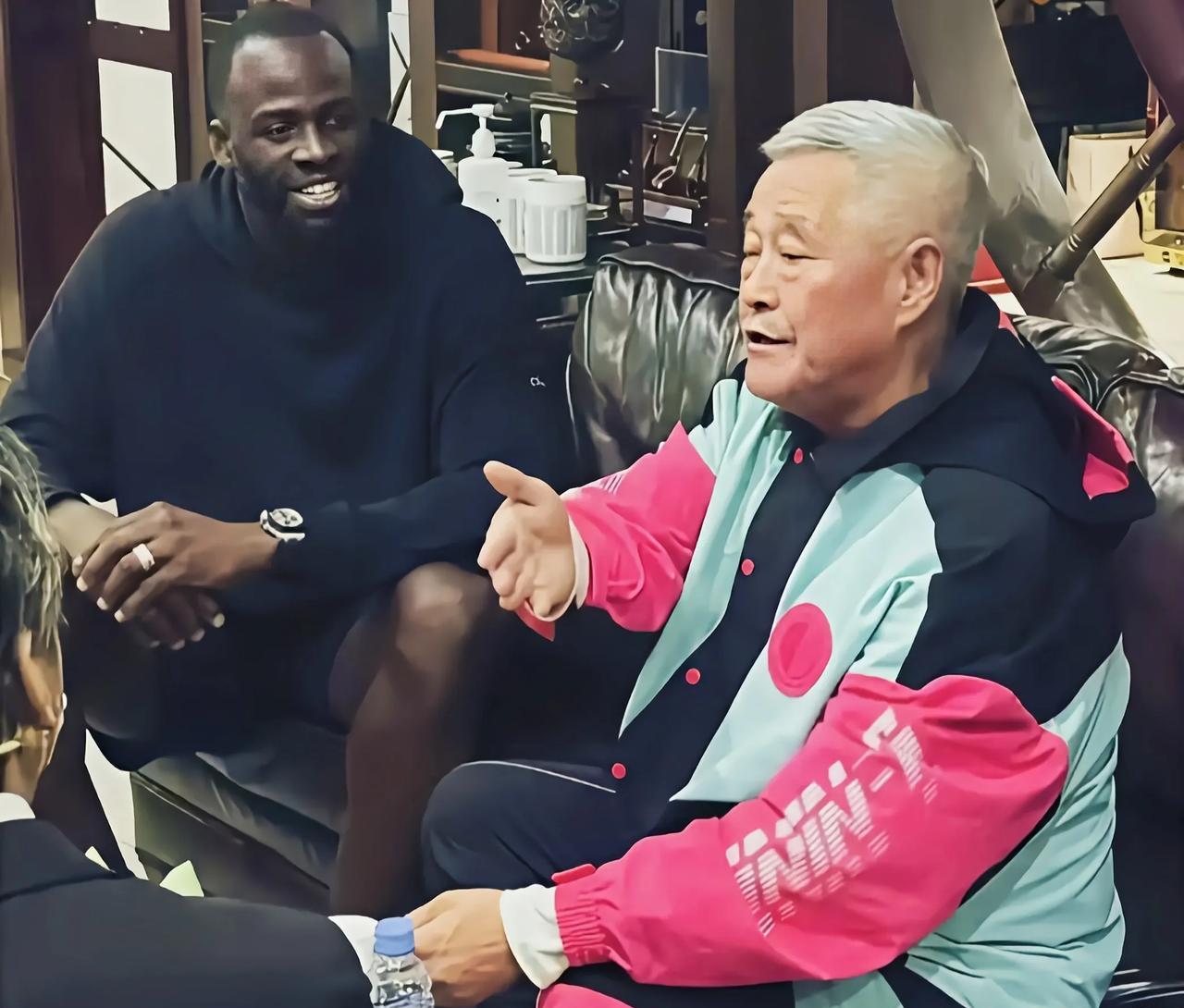 多日不见，小品王赵本山老师惹争议，运动装粉红色圆形图案被误解自从小品王退休以后
