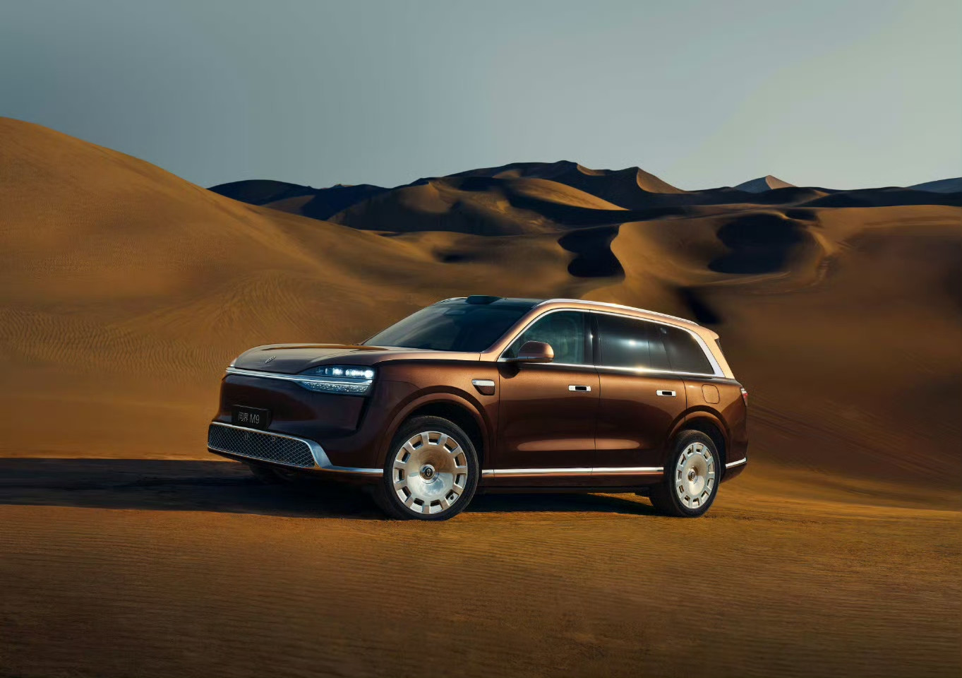 这次新问界M9的前脸造型调整很不错，尤其是顶配的下进气口的菱形格格栅。作为旗