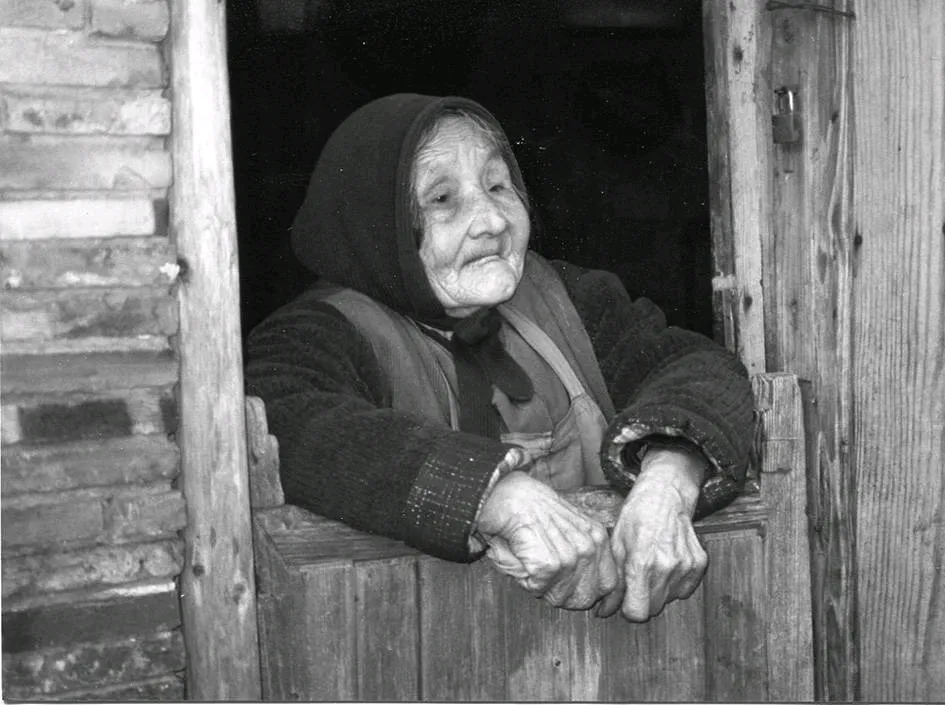 1938年，几个日本兵冲进饭店，赶走所有客人，将怀孕三个月的朱巧妹拖进房间，撕碎